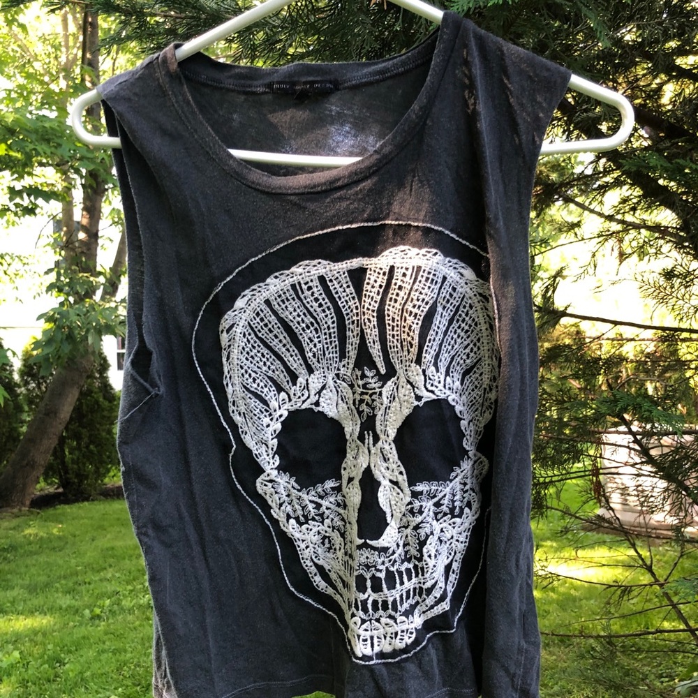 Grey skull tank